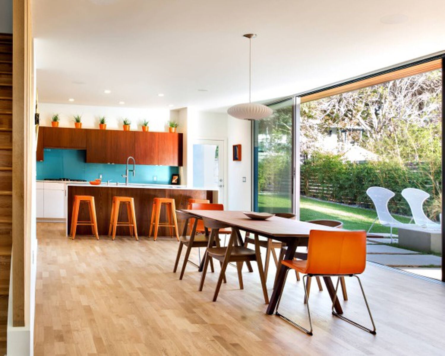 A dining room with hardly noticeable speakers in the ceiling